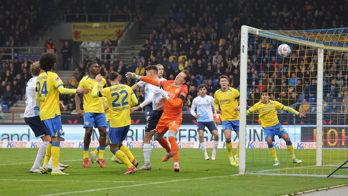 Und drin: Cajetan Lenz bringt den VfL Bochum mit einem Kopfball nach sieben Minuten mit 1:0 in Führung.