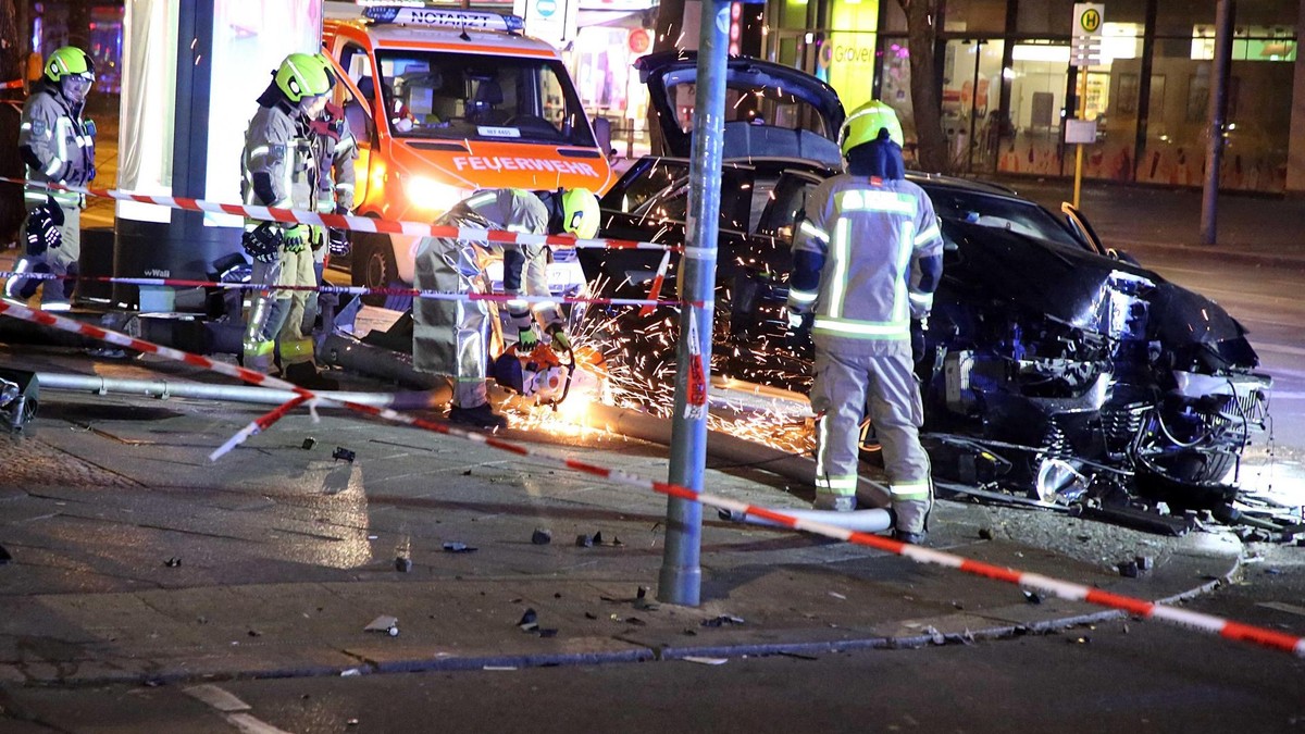 Feuerwehrleute sägten mit einem Trennschleifer eine Laterne ab.