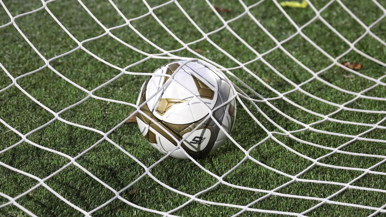 Zwei-Spielabbr-che-in-Essen-Krankenwagen-Einsatz-und-Rassismus-Vorwurf