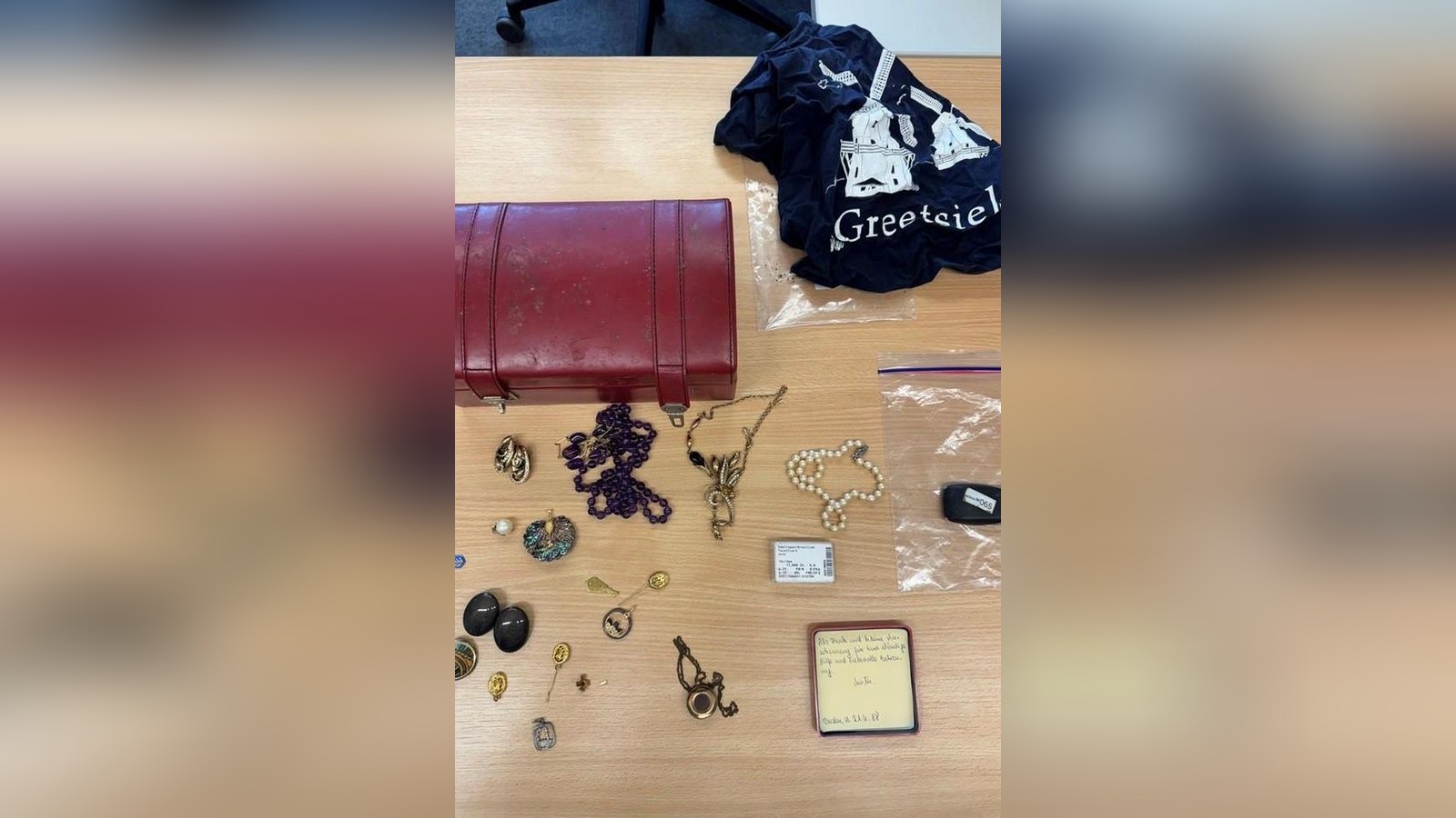 Schmuckst-cke-und-Autoschl-ssel-m-glicherweise-Diebesgut