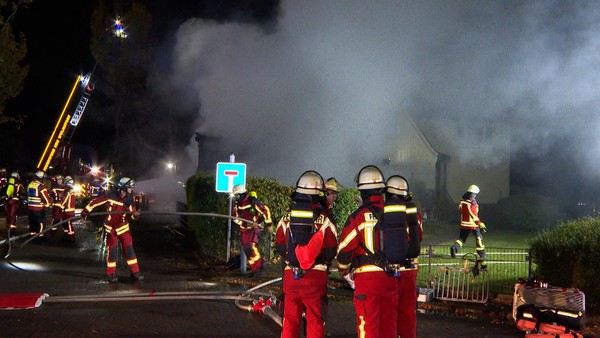 Wohnmobil brennt in Carport nieder – Familie rettet sich aus Haus