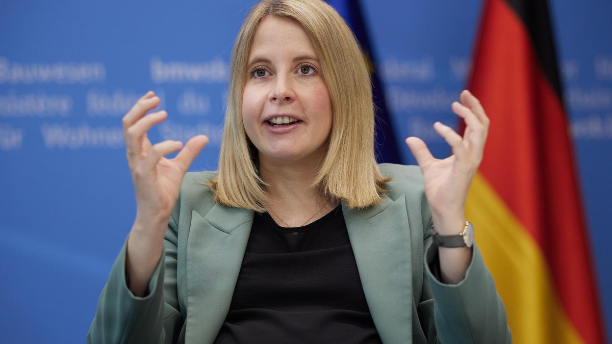 Verena Hubertz (SPD), Bundesbauministerin, spricht während eines Interviews in ihrem Ministerium. 