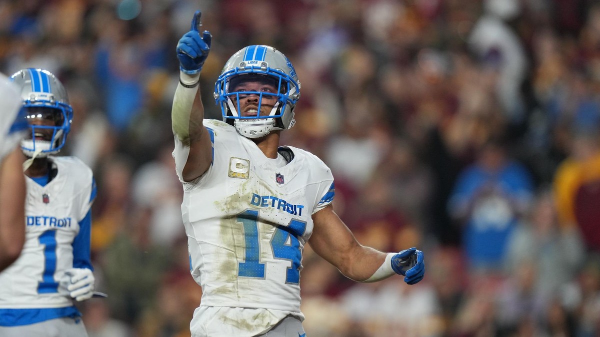 Lions-Angreifer Amon-Ra St. Brown zeigt während der Touchdown-Feier auf US-Präsident Donald Trump.