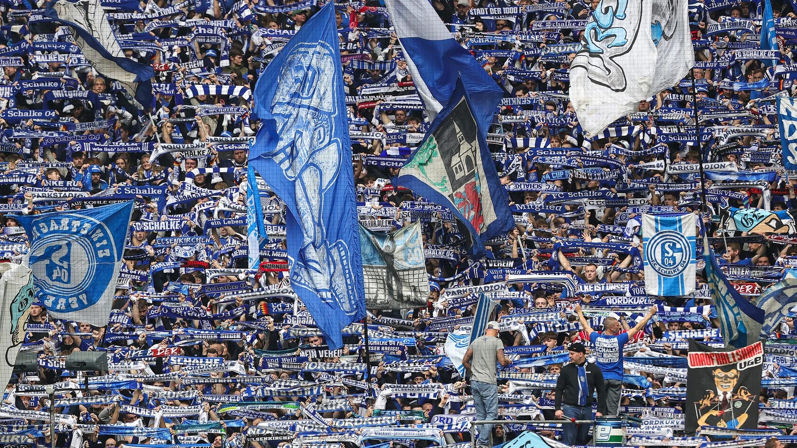 Schalke-Invasion-in-Holland-So-viele-Fans-reisen-zum-Test-in-Enschede