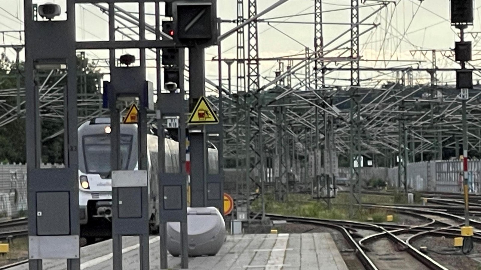 Spray can as a flamethrower: Man threatens travelers at Erfurt Central ...