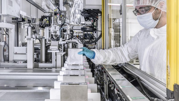 Salzgitter unter Strom – VW-Batteriefabrik startet Serienproduktion