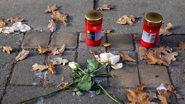 Mann würgt Frau beim Reinigen eines Stolpersteins in Hamburg