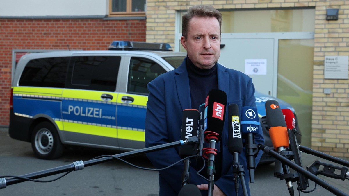 Harald Nowack, Oberstaatsanwalt und Pressesprecher der Staatsanwaltschaft Rostock, spricht auf einer Pressekonferenz.