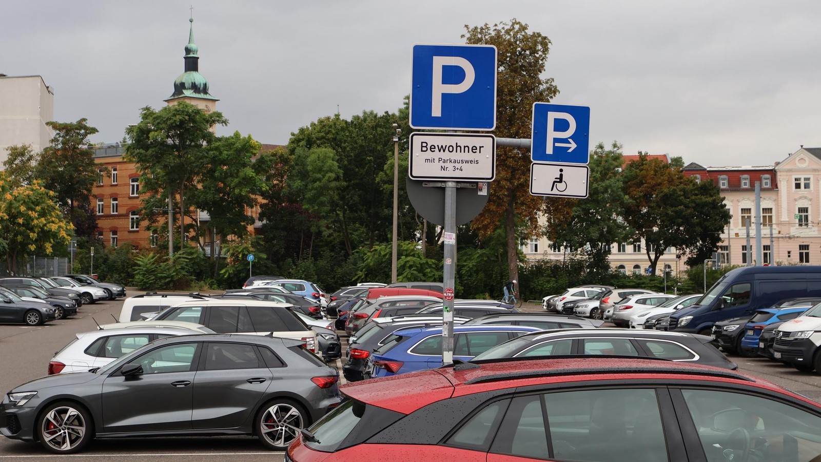 Kleiner-Weihnachtsmarkt-stresst-Anwohner-bei-Parkplatzsuche
