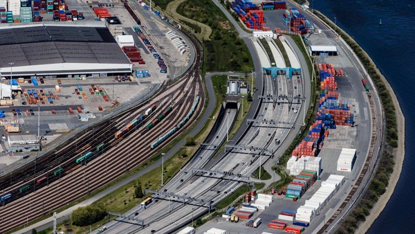 Nach Unfall nahe Elbtunnel – kilometerlanger Stau Richtung Süden