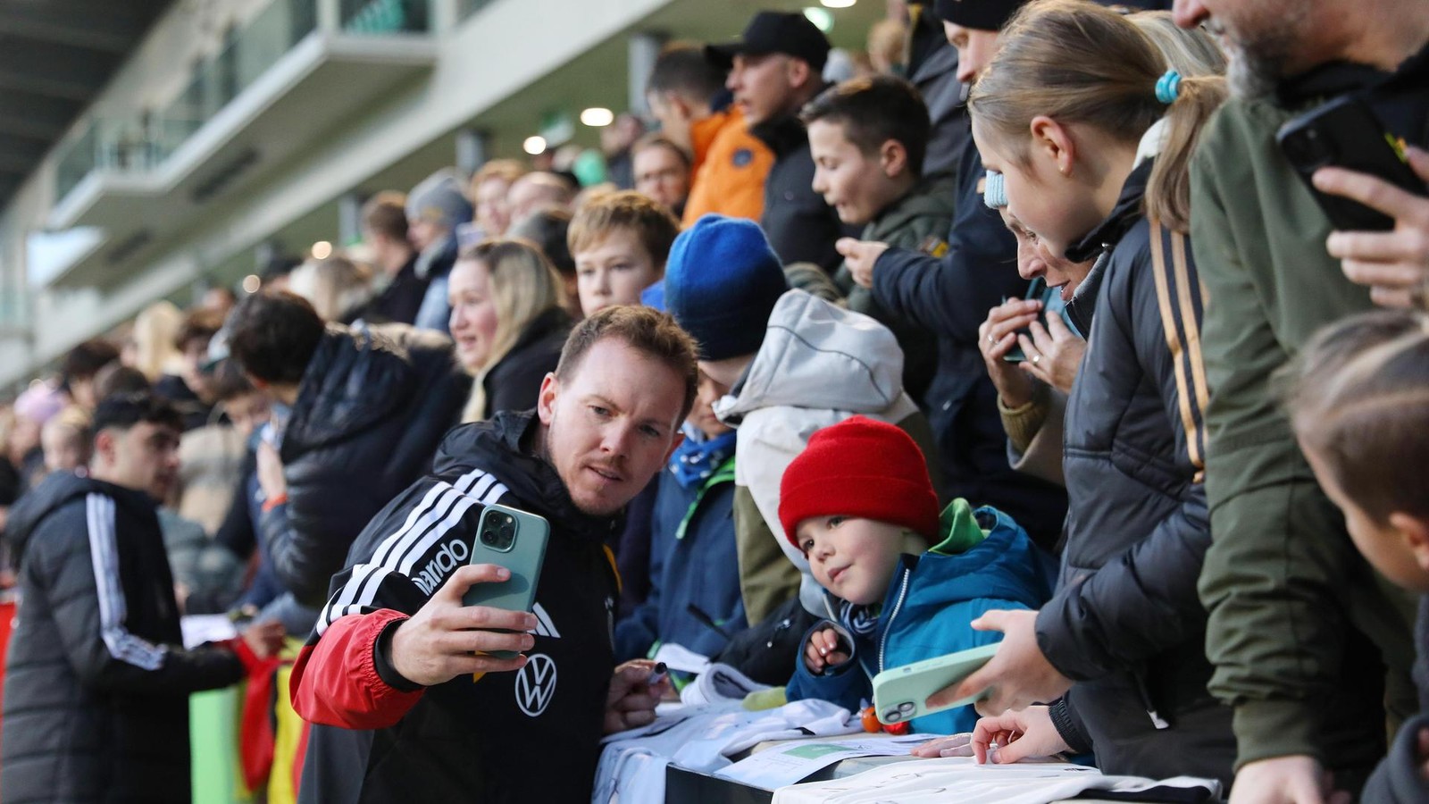 training-der-dfb-herren-in-wolfsburg-45-stimmungsvolle-fanfotos