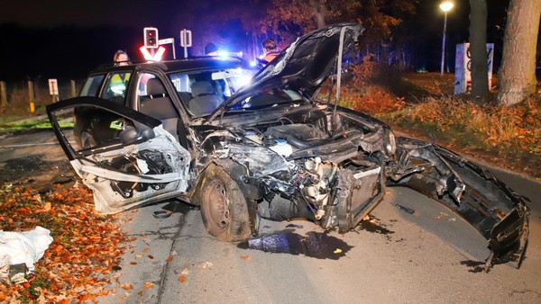 AKN-Zug kracht in Auto: Jugendlicher verletzt, Schuldfrage geklärt
