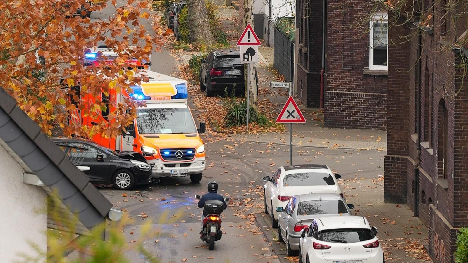 W-hrend-des-Einsatzes-Auto-crasht-an-Kreuzung-mit-Krankenwagen-zusammen