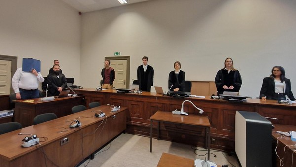 Kollegin kritisiert Azubi wegen Fehlern – da sticht junger Mann zu