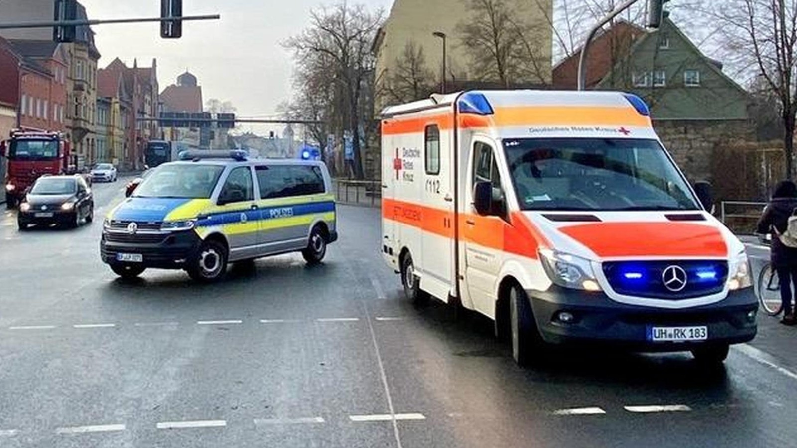 Unfall-in-M-hlhausen-Schulbus-erfasst-18-J-hrigen-Chaos-am-Morgen