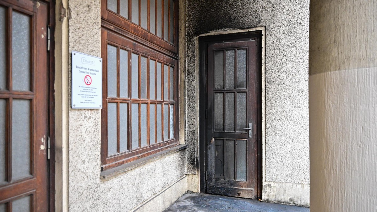 An einer Tür im Eingangsbereich eines Charite-Gebäudes sind Brandspuren zu erkennen. 