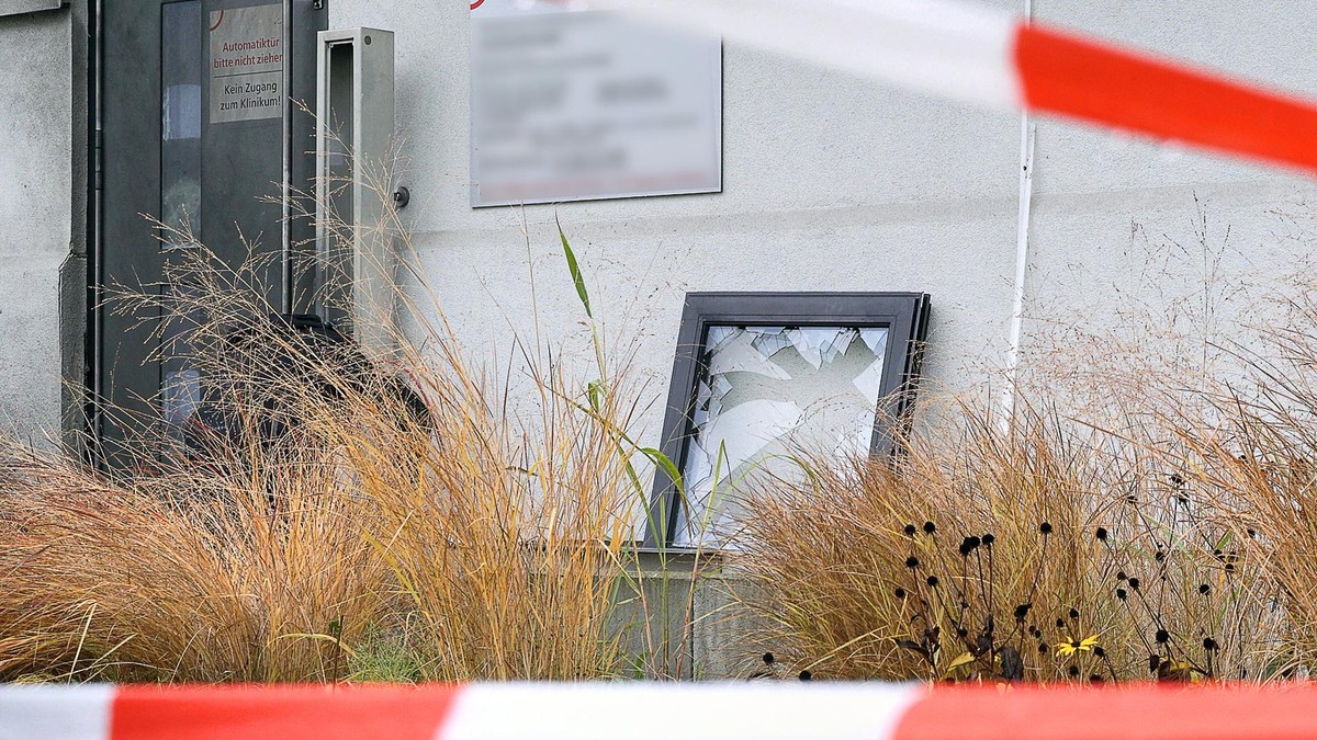 Ein demontiertes, zerstörtes Fenster ist nach einer Detonation im Vivantes-Klinikum in Berlin-Neukölln zu sehen. 