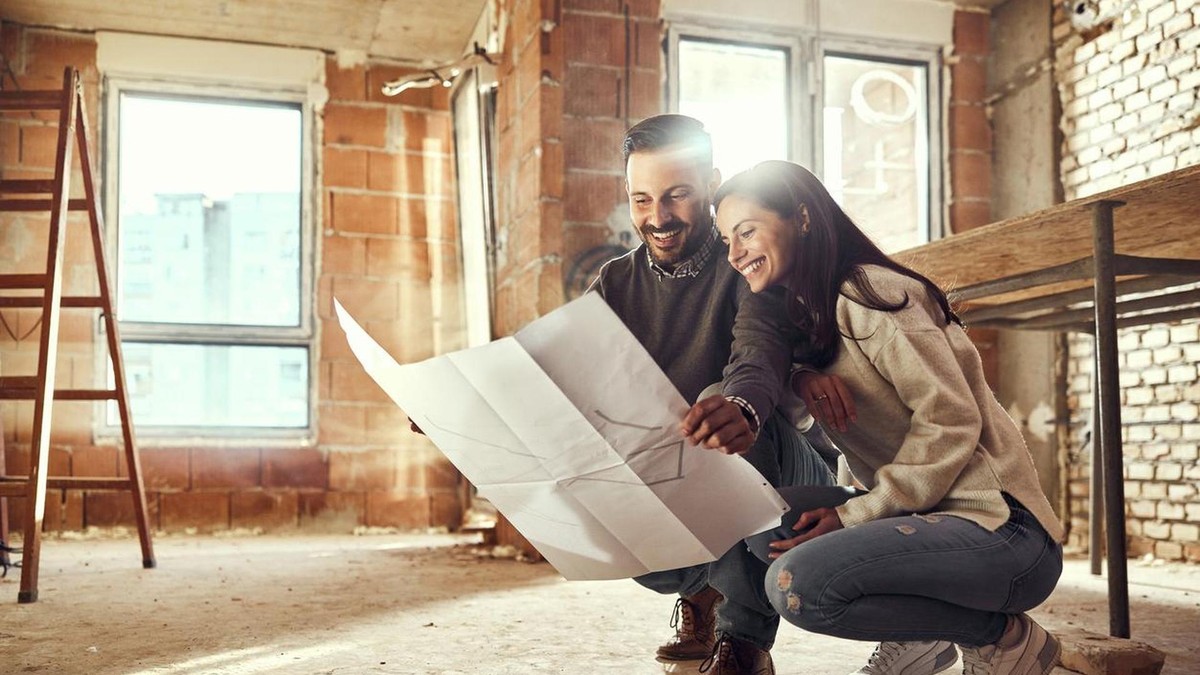 Ein junges Paar baut ein Haus 