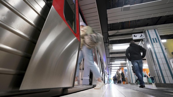Tragisches Unglück: Seniorin gerät unter U-Bahn und stirbt