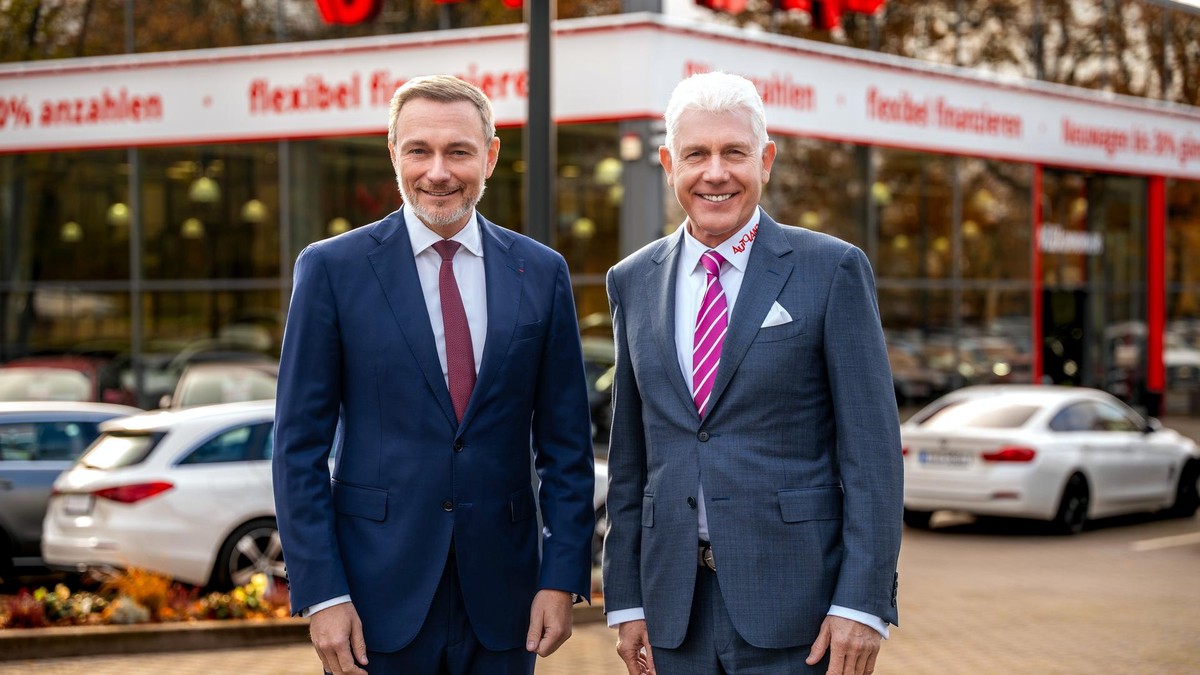 Lindner mit Autoland-Chef Wilfried Wilhelm Anclam.