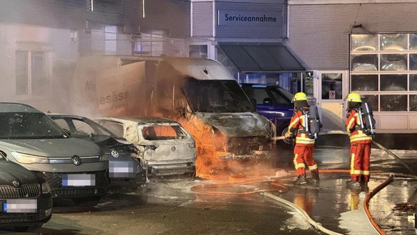 Drei Autos gehen auf Firmengelände in Kaltenkirchen in Flammen auf