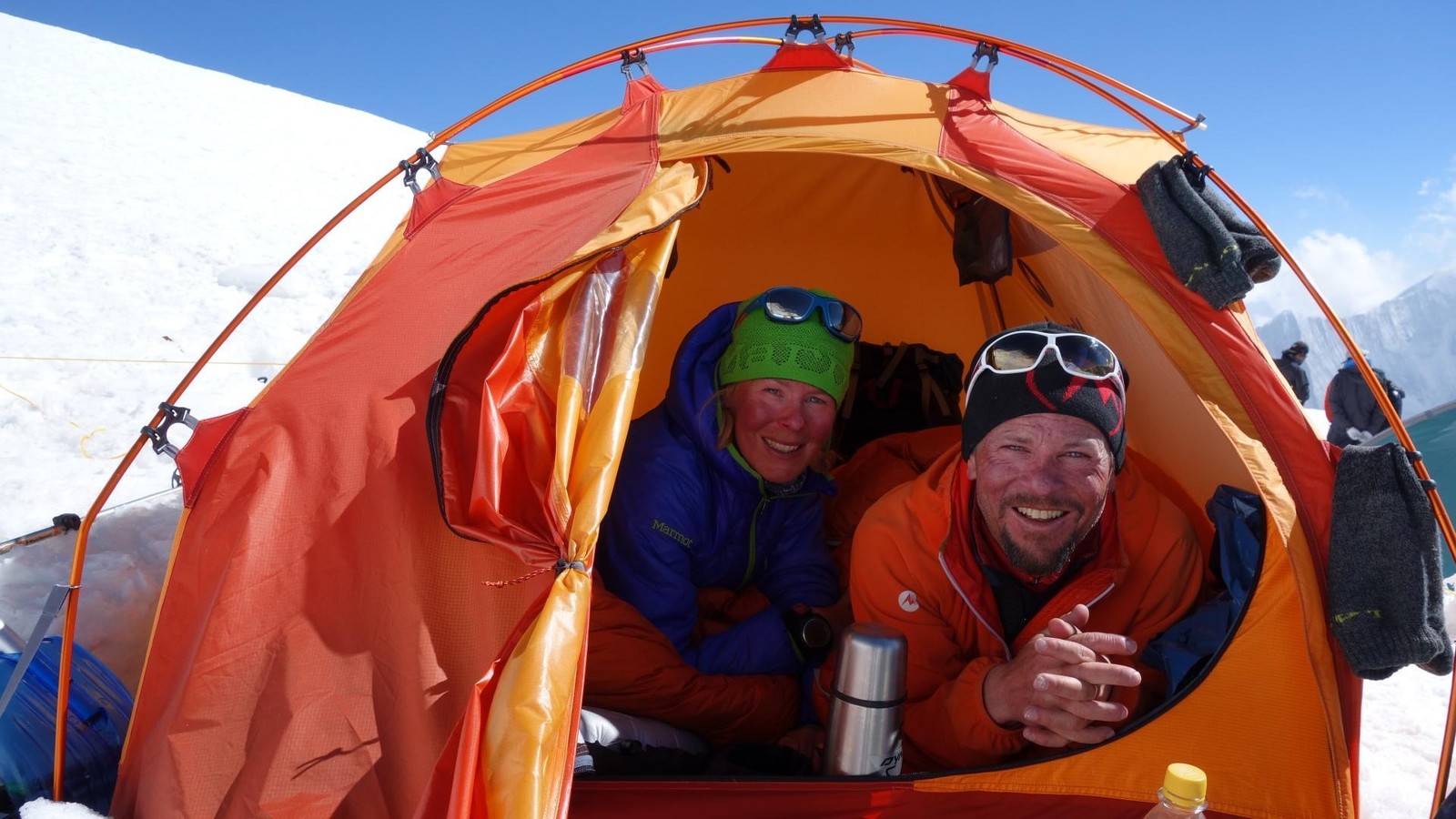 Berge-Liebe-Tod-Diese-Bergsteigerin-tr-gt-die-Asche-ihres-Mannes-zum-Gipfel