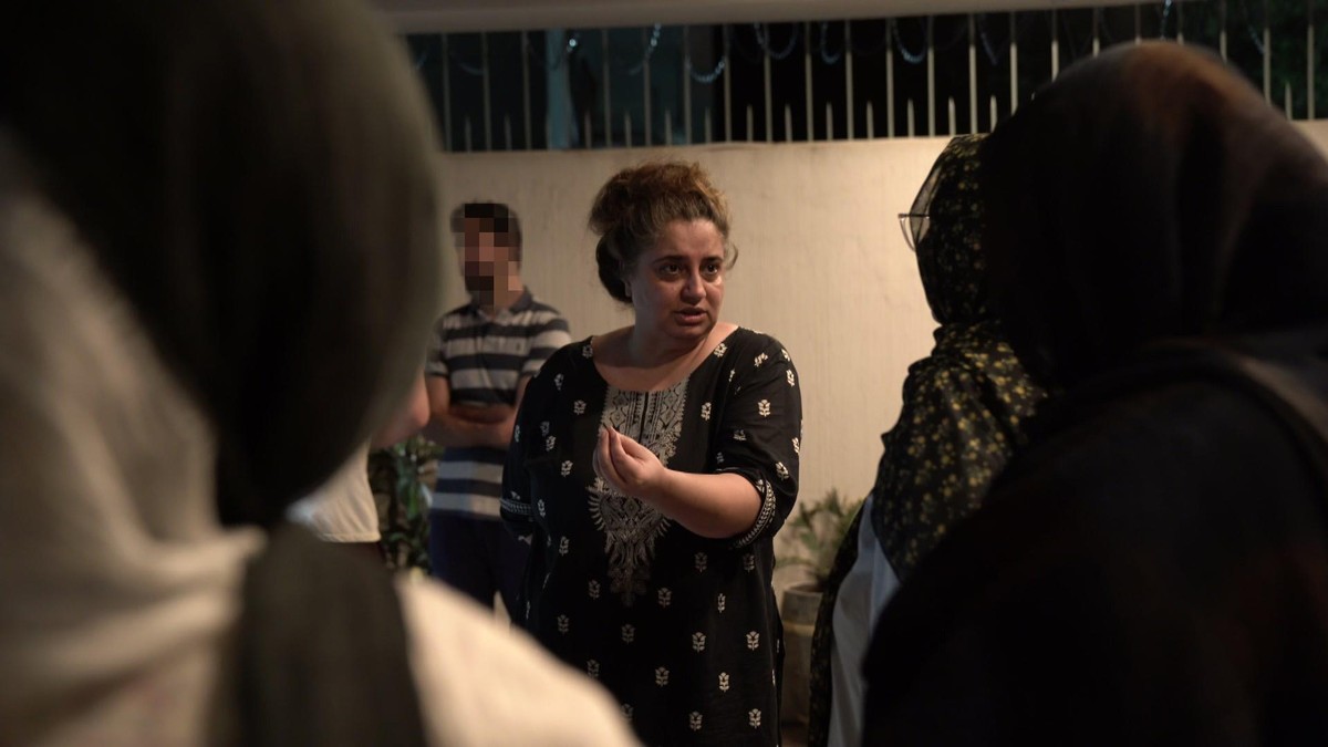 Elaha Hakim von der NGO Kabul Luftbrücke betreut die Zurückgelassenen in Islamabad (Pakistan). Sie spricht fließend deutsch.