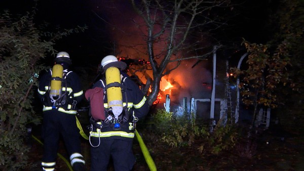Gartenlaube in Flammen – Feuerwehr kämpft gegen Ausbreitung des Feuers