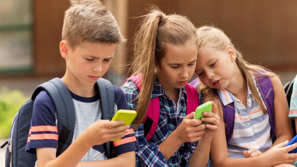 Wie Hamburg den Umgang mit Handys an Schulen künftig regeln will