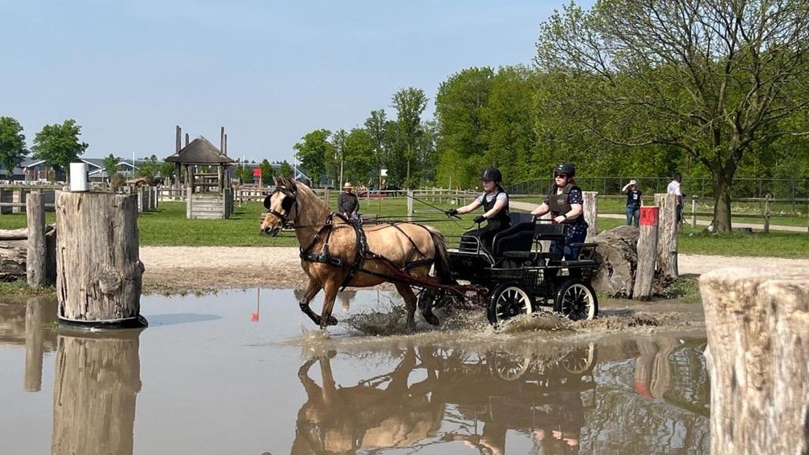 Xantener-Mutter-Tochter-Gespann-erobert-die-Kutschenwelt