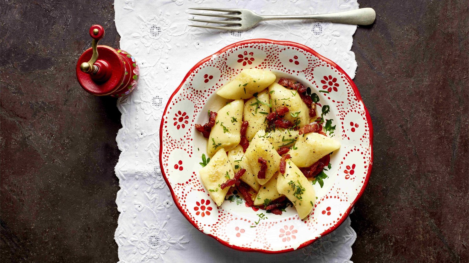 Kopytka-Polnische-Kn-delchen-in-Kr-uter-Speck-Butter