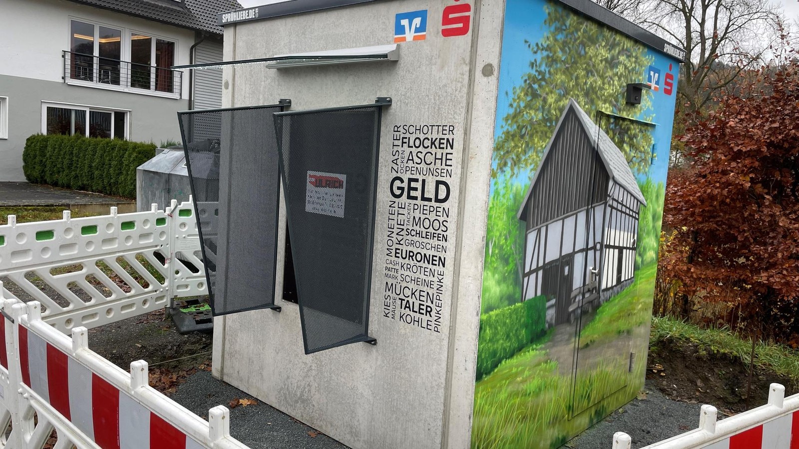 Sprengsicherer-Geldautomat-in-Fretter-Hier-k-nnen-Kunden-jetzt-Bargeld-holen