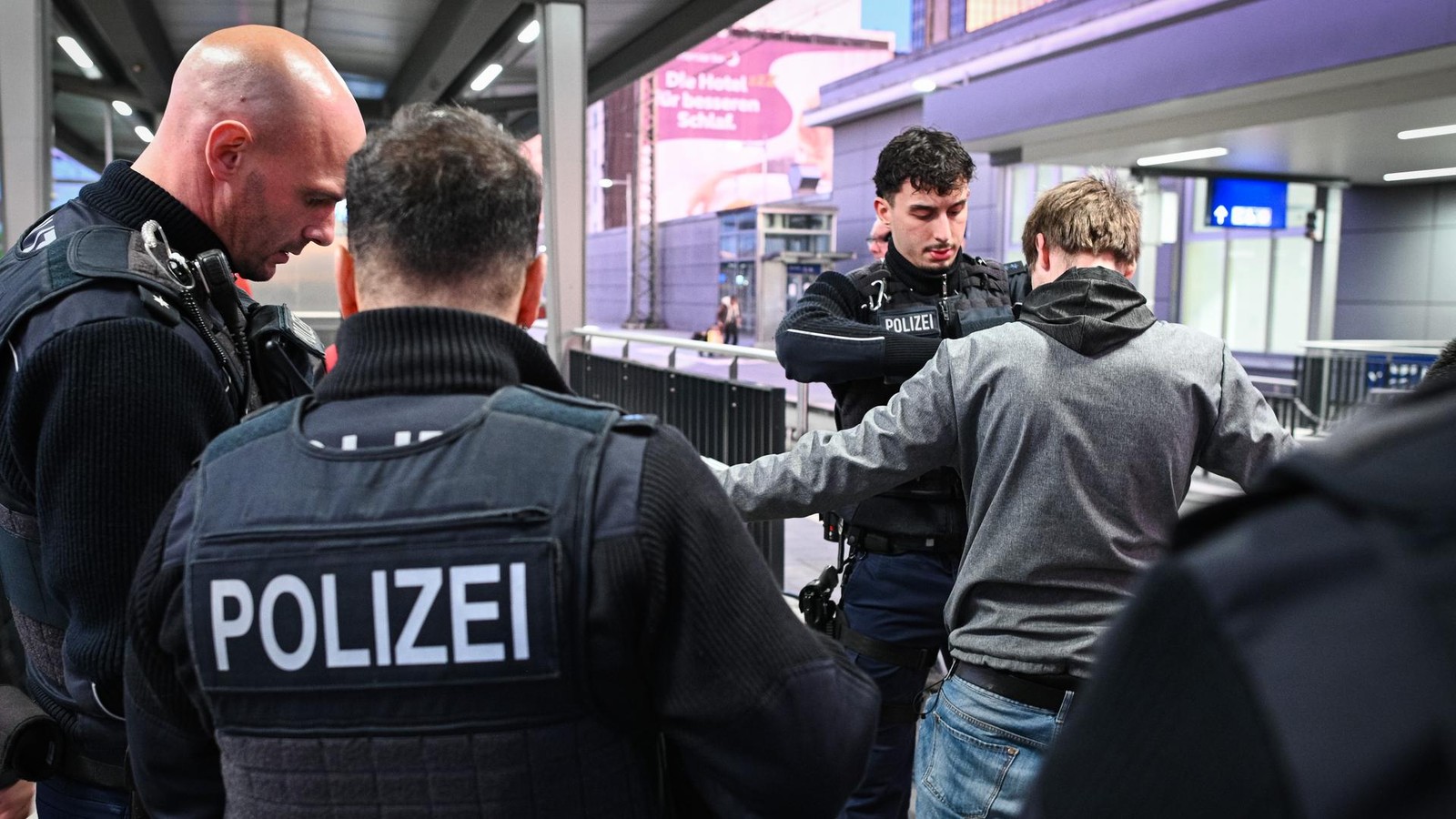Polizei-stellt-Messer-in-Waffenverbotszone-Duisburg-Hauptbahnhof-sicher