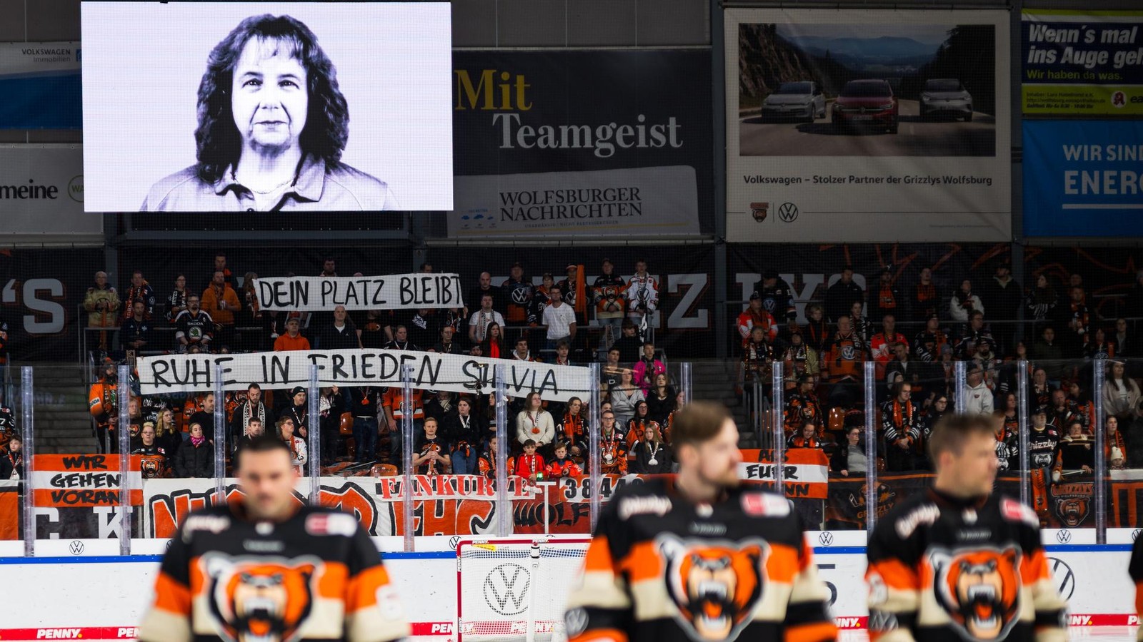 So-emotional-nehmen-die-Grizzlys-Wolfsburg-Abschied-von-Silvia-Tsch-p