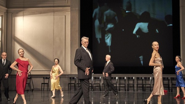 Pina Bauschs „Kontakthof“ – schmerzlicher Tanz mit dem jüngeren Ich