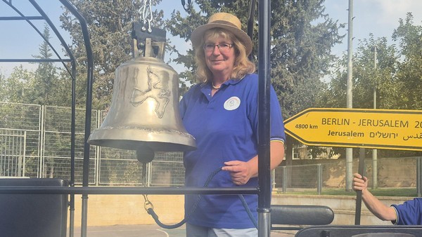 Von Peine nach Jerusalem: Mit Friedensglocke und Ponys als „Türöffner“
