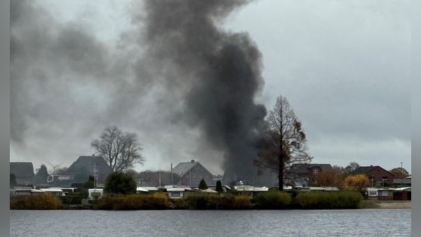 Wohnwagen auf Campingplatz brennt lichterloh – riesige Rauchwolke