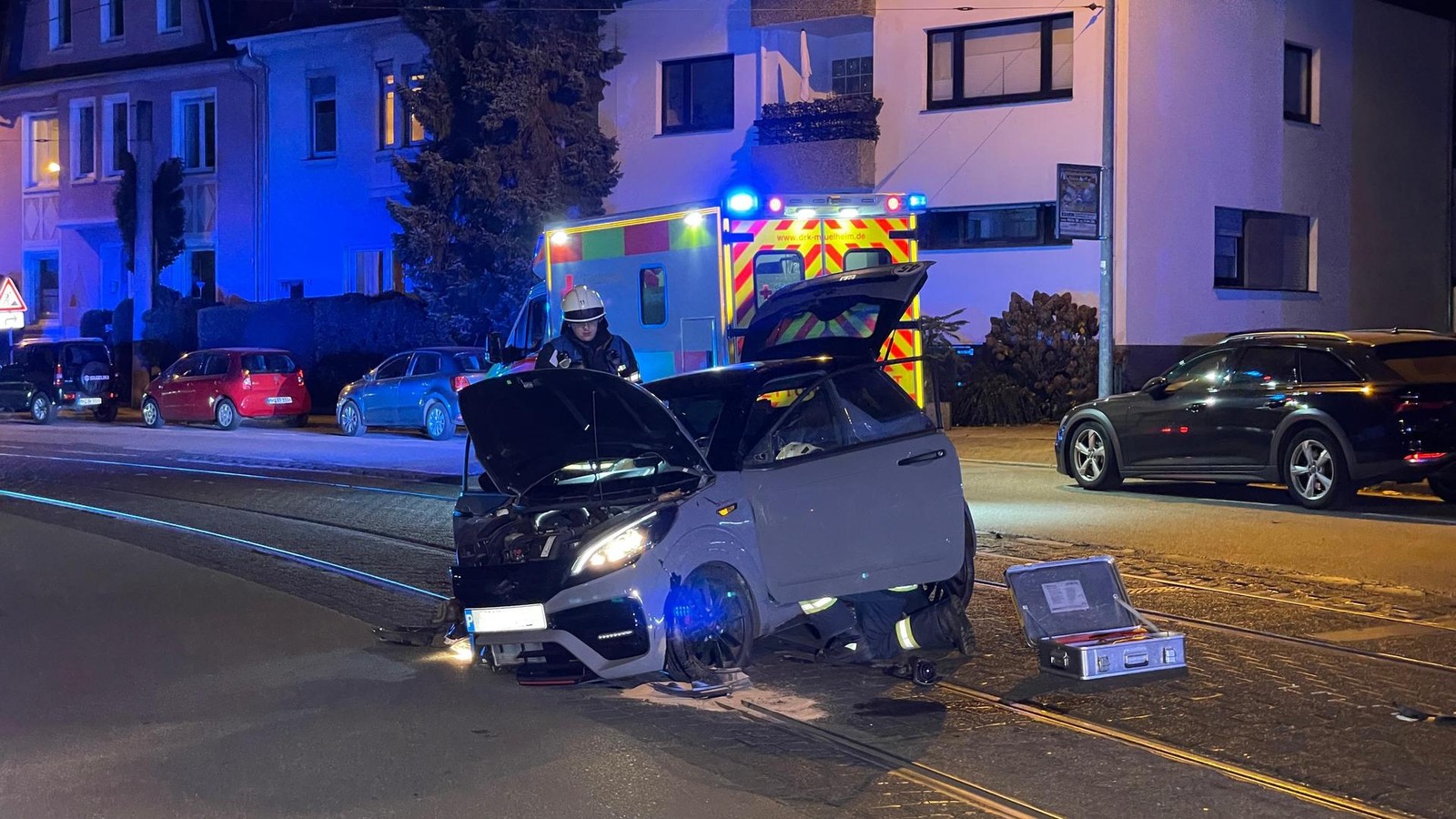Mopedauto-Fahrer-verliert-die-Kontrolle-Hauptverkehrsstra-e-lange-Zeit-gesperrt