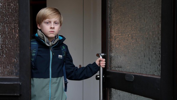 Theo muss 45 Minuten zur Schule fahren, obwohl ein Gymnasium in der Nähe ist