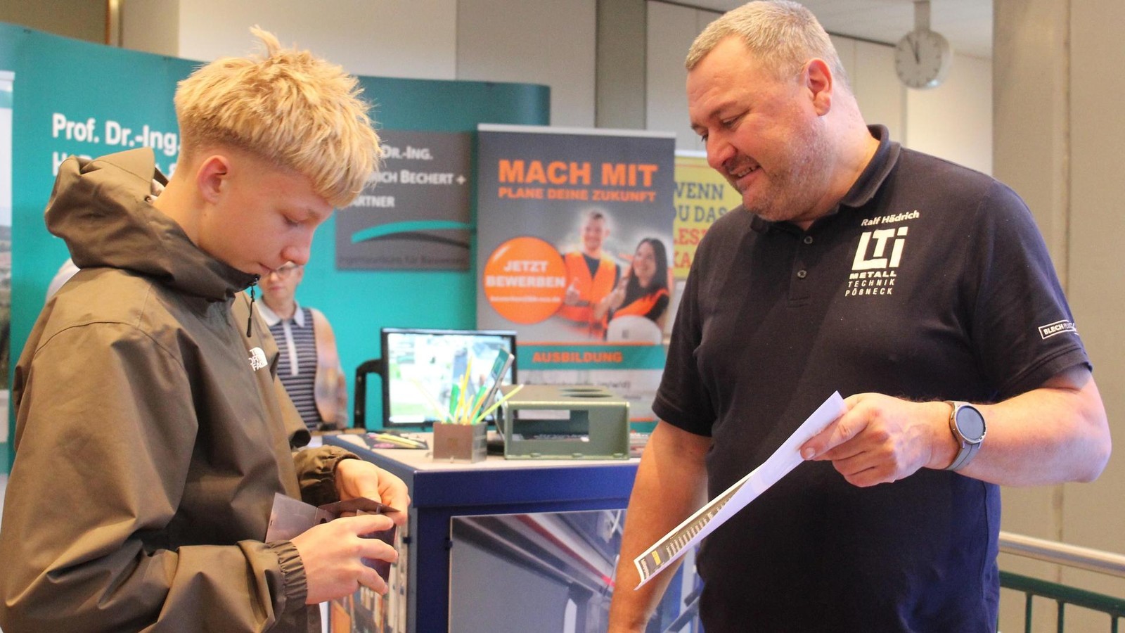Zehn-Fotos-zeigen-Eindr-cke-von-der-Ausbildungs-und-Berufemesse-in-Schleiz