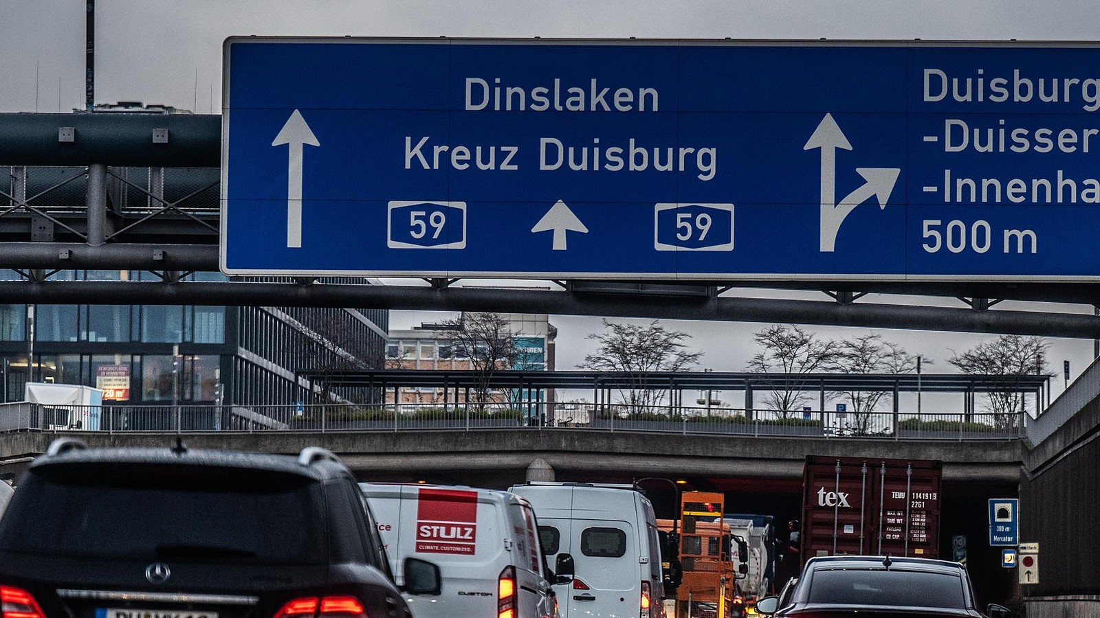 Stauchaos-auf-der-A59-in-Duisburg-Pkw-schleudert-in-Polizeiauto