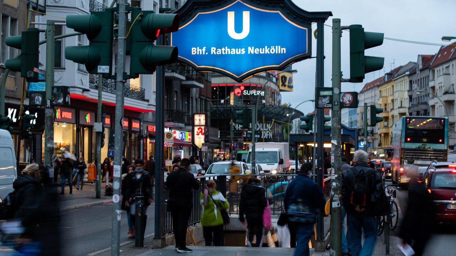 Schulleiter-in-Berliner-U-Bahnhof-attackiert-Wegner-Feige-Tat-