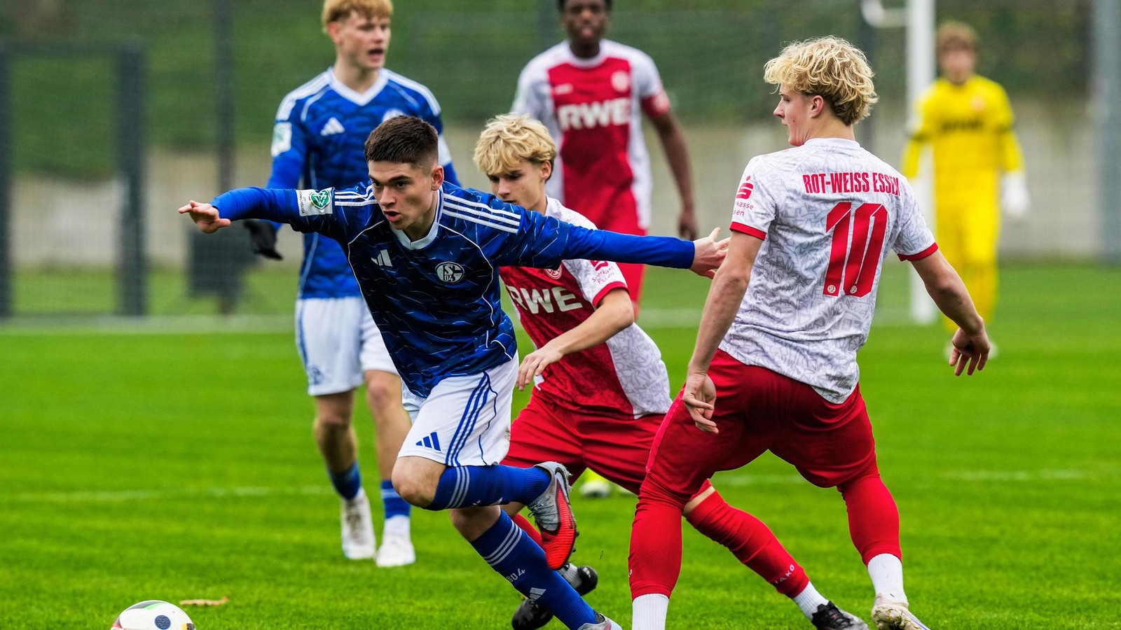Trotz-doppelter-berzahl-U17-von-RWE-verspielt-Derbysieg-gegen-Schalke-