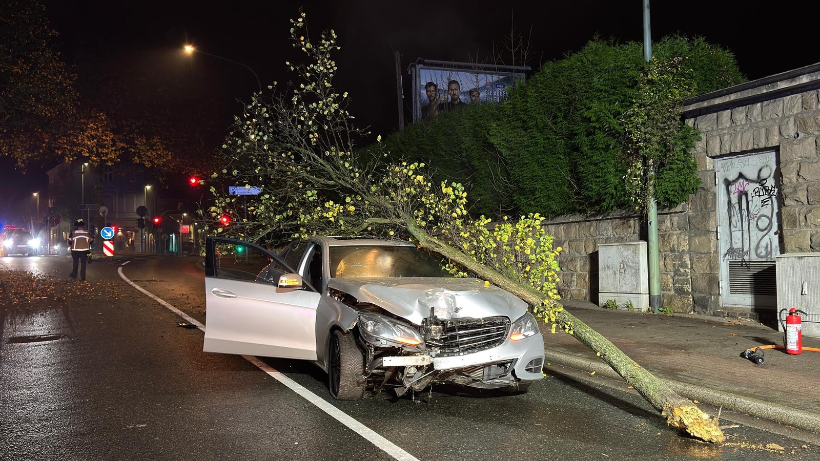 Crash-in-Kray-Mercedes-ist-nach-Zusammensto-mit-Baum-total-demoliert
