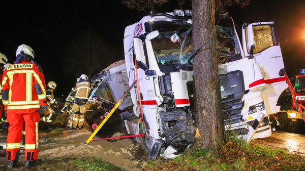 Lastwagen will Auto ausweichen und fährt frontal in einen Baum