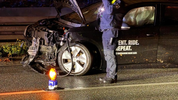 Mietwagen kracht auf nasser B75 in Leitplanke – Totalschaden