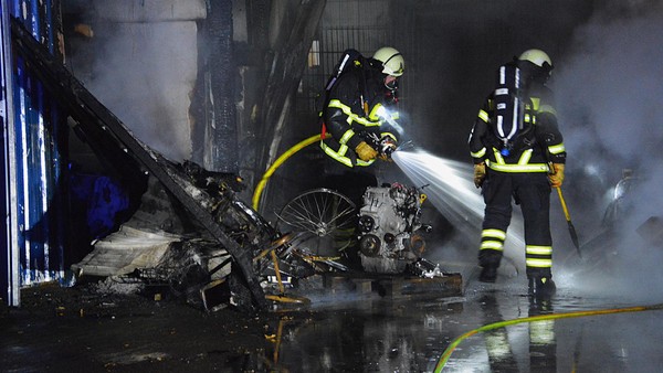 Brennender Container: Feuer greift auf Autowerkstatt über