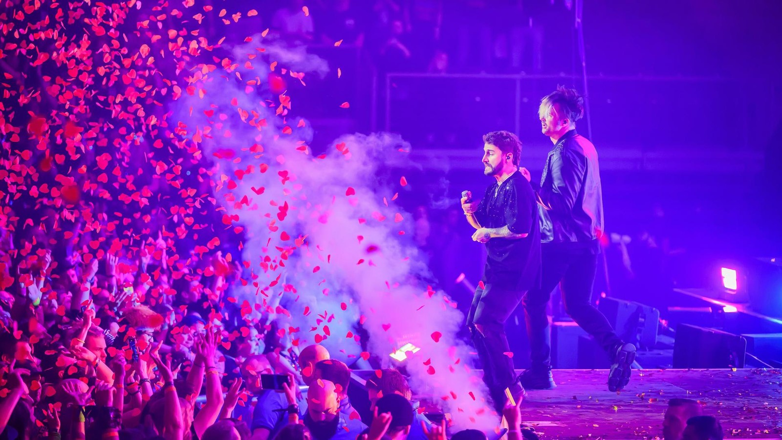 Electric-Callboy-Wilde-Fokuhila-Party-mit-Neon-Leggins-in-D-sseldorf