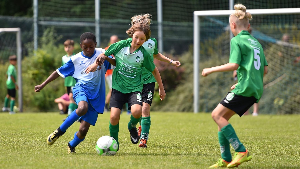 Wie hier beim Spiel BW Voerde gegen VV Heino im Jahr 2023 geht es beim Bülle-Cup natürlich auch um sportlichen Erfolg. Doch genauso wichtig ist an den drei Tagen das Miteinander der Teams jenseits der Turnierspiele.