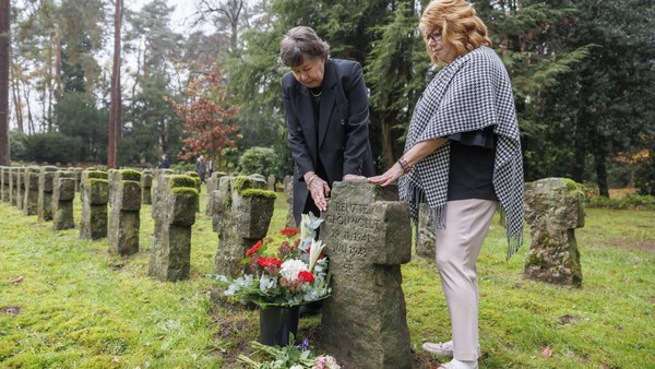 Nach 82 Jahren: Berührender Besuch am Grab der kleinen Schwester